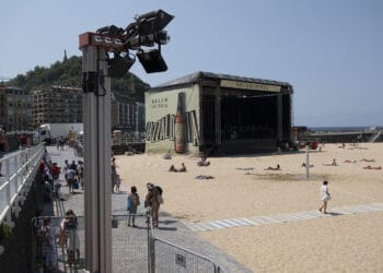 Últimos retoques al escenario de la playa que hoy recibirá, por fin, a Simple Minds. Fotos: Santiago Farizano