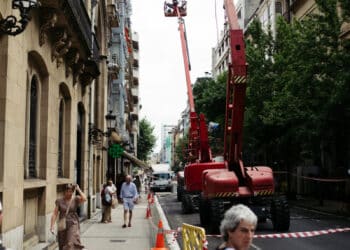Imagen de archivo. Preparativos del rodaje de Balenciaga en la calle Garibai. Foto: Santiago Farizano