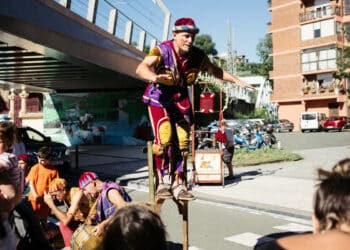 Los titiriteros de Binéfar ambientando las calles de Loiola el pasado año durante las fiestas. Foto: Santiago Farizano