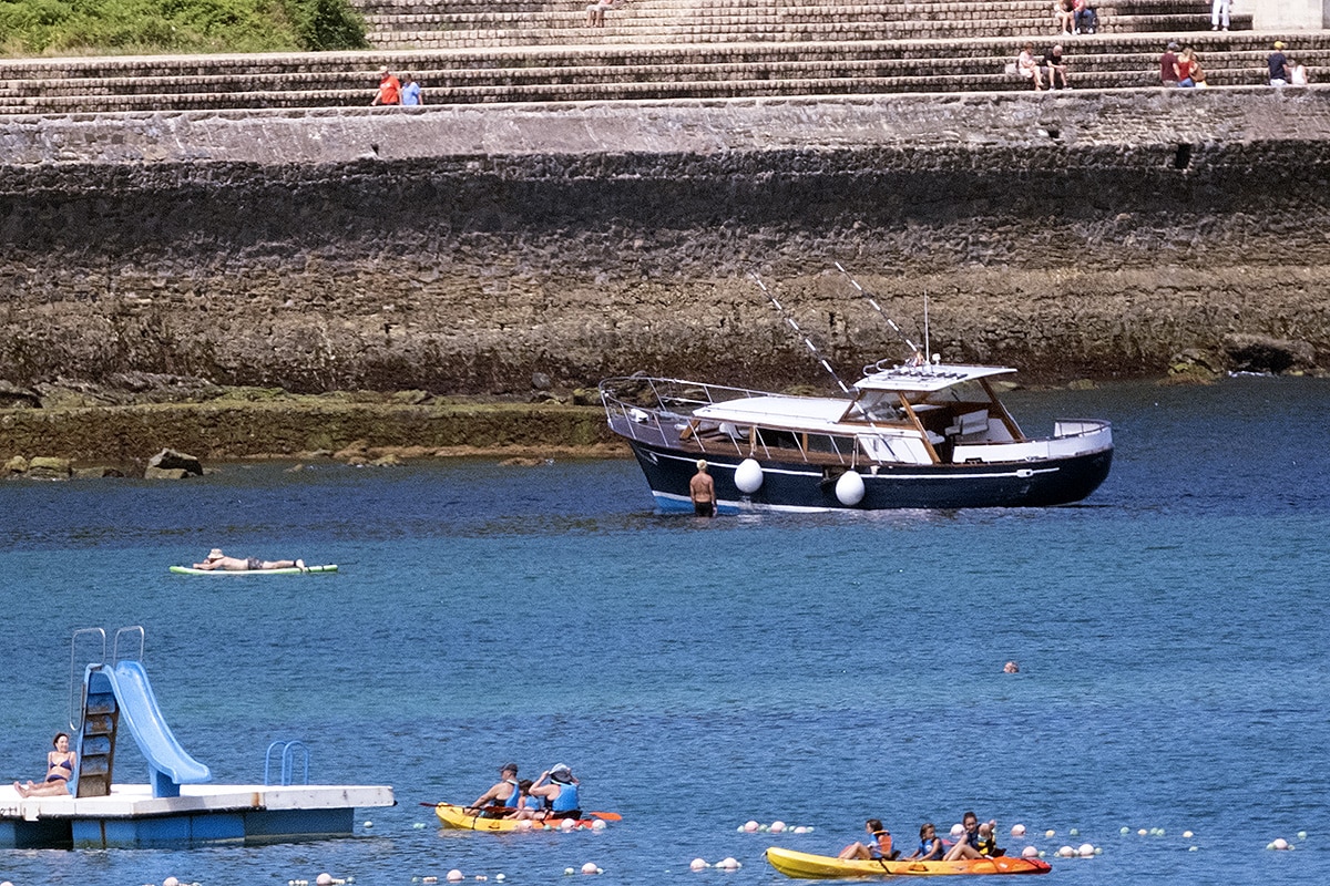 DSCF8289 Escape de gasoil tras el naufragio de un barco de recreo en la bahía donostiarra