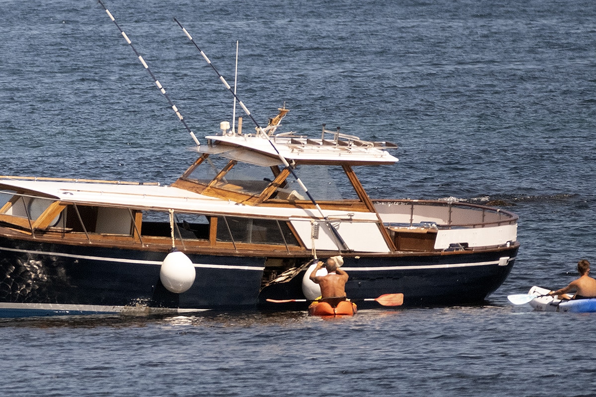 DSCF8345 Escape de gasoil tras el naufragio de un barco de recreo en la bahía donostiarra