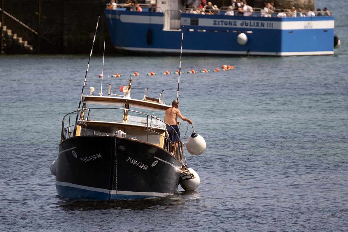 DSCF8378 Escape de gasoil tras el naufragio de un barco de recreo en la bahía donostiarra