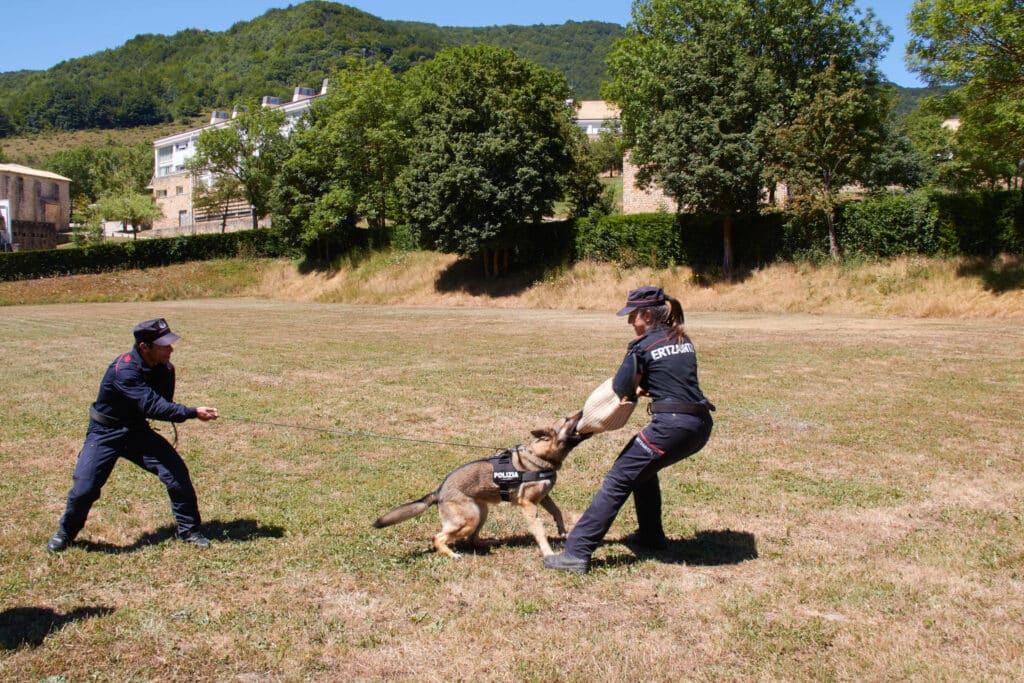 Ertzaintza perros Ocho mujeres entran por primera vez en la Unidad Canina de la Ertzaintza