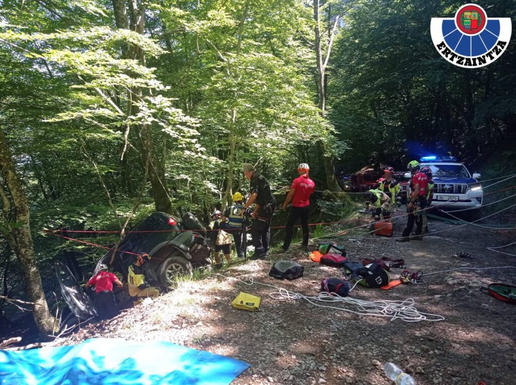 Eskoriatza Rescate de dos personas en un todoterreno caído ladera abajo en Eskoriatza