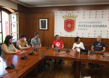 Acto en el Ayuntamiento de Estella en homenaje a la tripulación del Aita Mari. Foto: SMH
