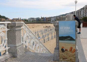 Publicidad que invita a no fumar en las playas donostiarras. Foto: Ayto