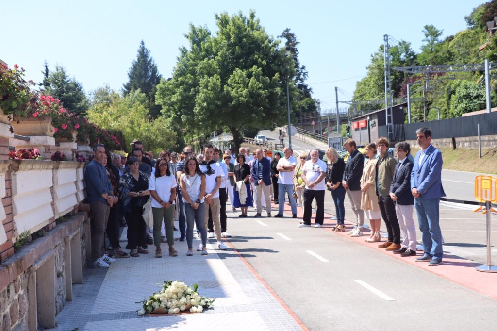 Martutene placas Donostia coloca placas en memoria de José Ángel Santos y Josu Leonet