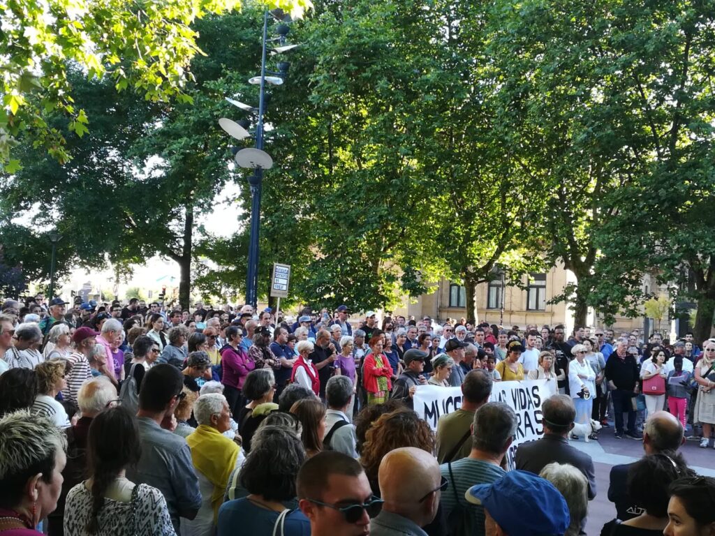 OE Cientos de personas se concentran en Donostia por los fallecidos de Melilla