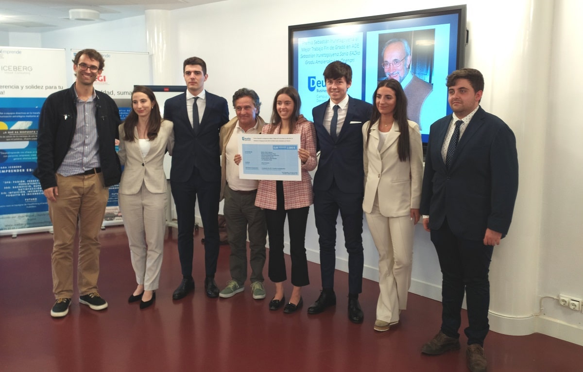 Premio Sebas Iruretagoyena 1 Deusto Business School entrega el Premio Sebastián Iruretagoyena al Mejor Trabajo de Fin de Grado en ADE 2021-22