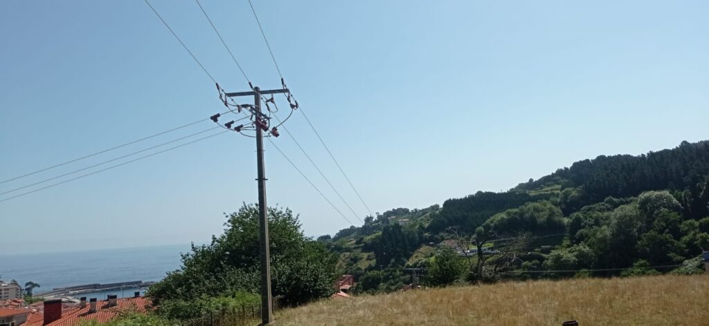 Tendido electrico en Mutriku Adaptan en Mutriku un tendido eléctrico por la muerte de una cigüeña