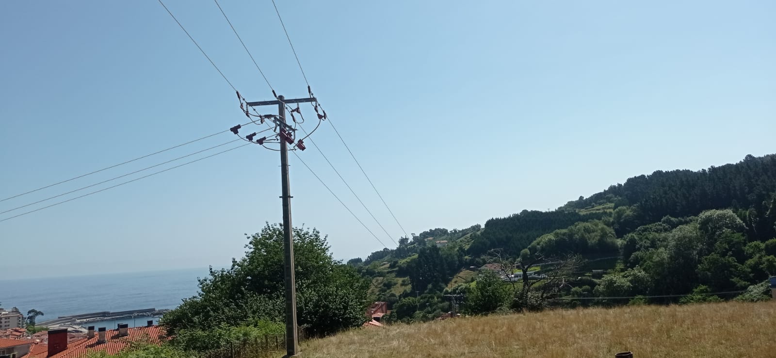 Tendido electrico en Mutriku Adaptan en Mutriku un tendido eléctrico por la muerte de una cigüeña