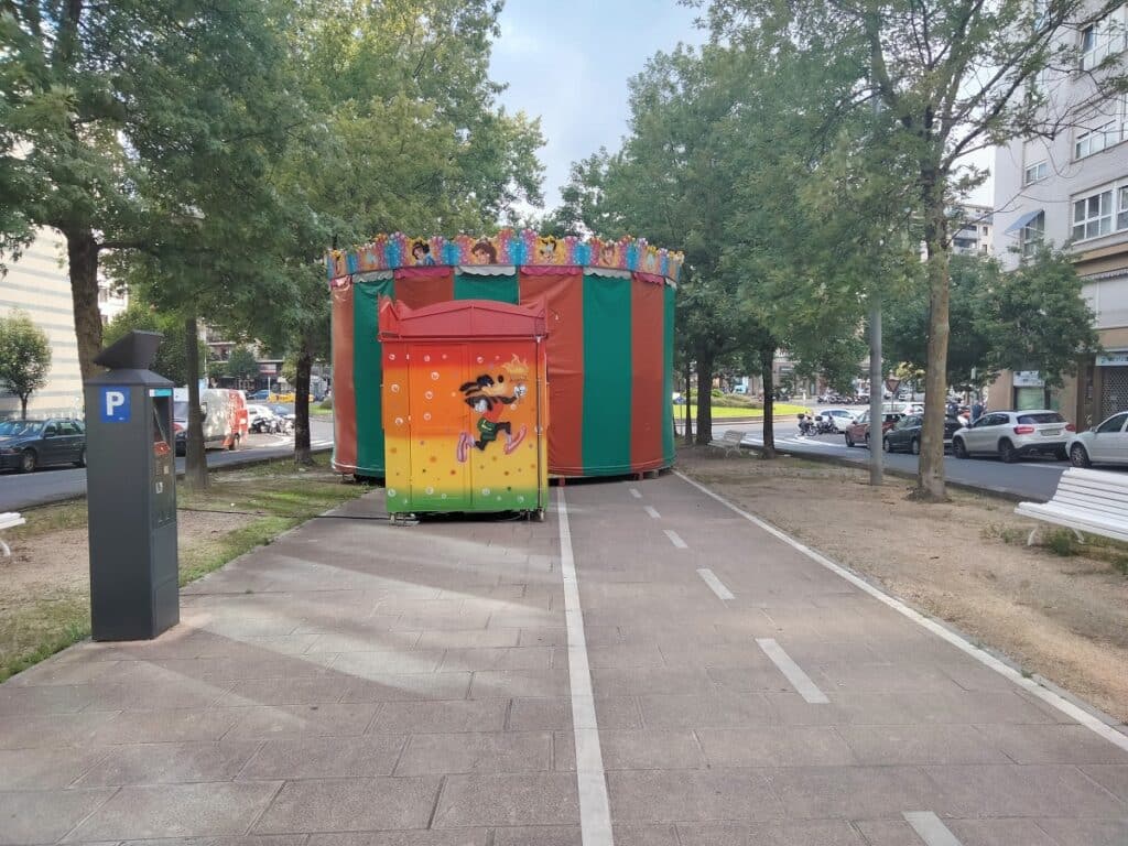 barracas "Coches, furgonetas... y ahora barracas" en los bidegorris de Donostia