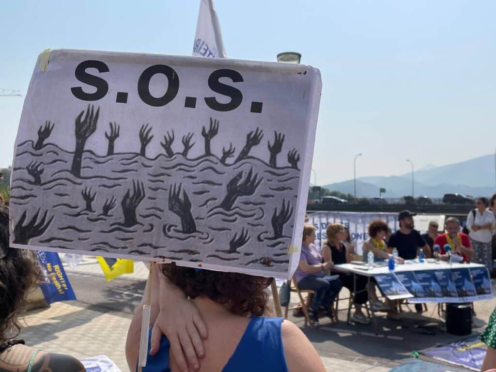 caravana abriendo fronteras Parte de Irun a los Alpes una caravana de 150 activistas por los migrantes