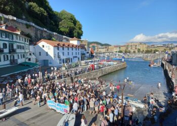 Concentración en la rampa del Puerto para pedir su reapertura para la ciudadanía. Fotos: DonostiTik