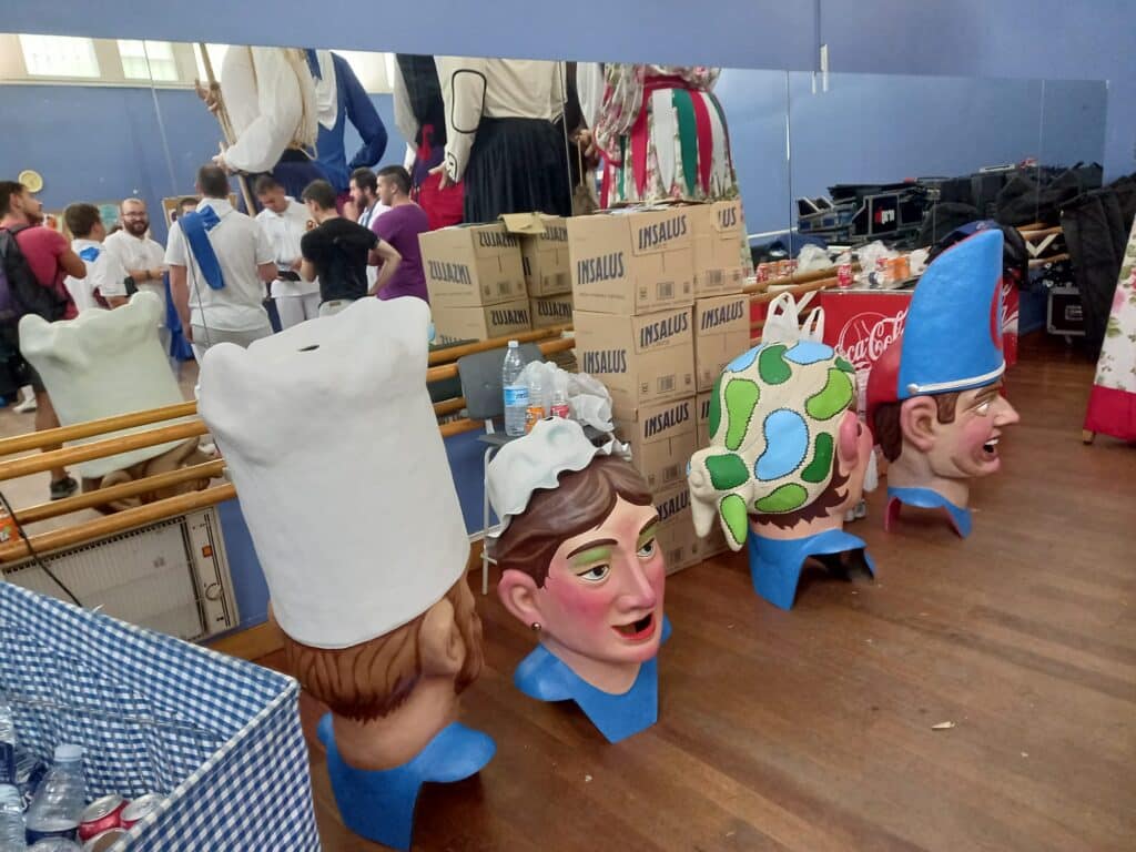 Cabezudos3 (Suspendido) Gigantes y cabezudos saldrán hoy por el Antiguo