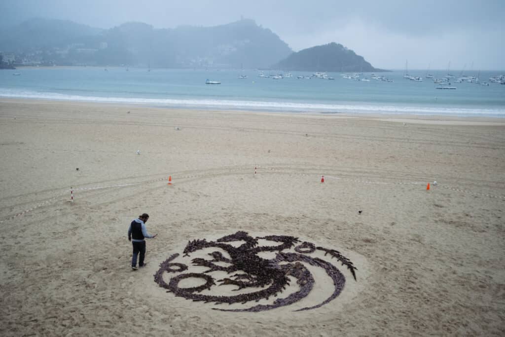 DSCF3652 La playa de la Concha luce el escudo de la familia Targaryen