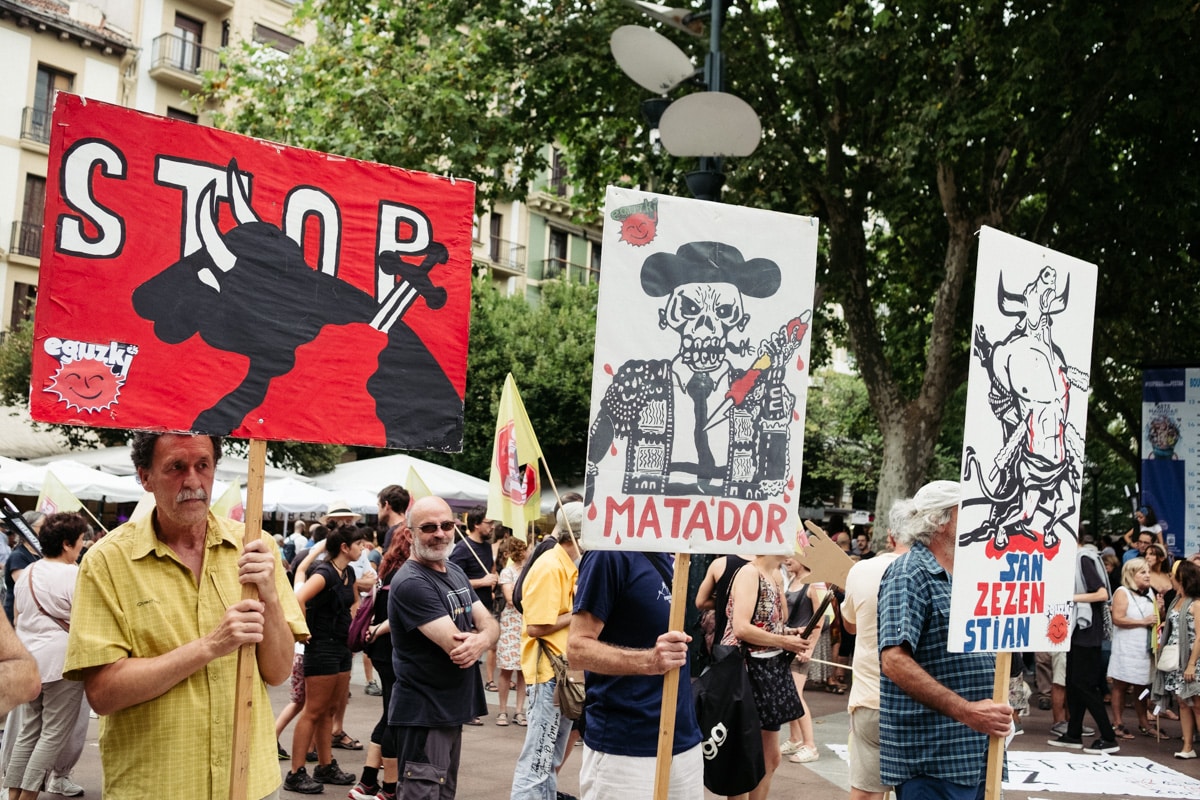 DSCF9821 - Cientos de personas protestan en Donostia contra las corridas de toros