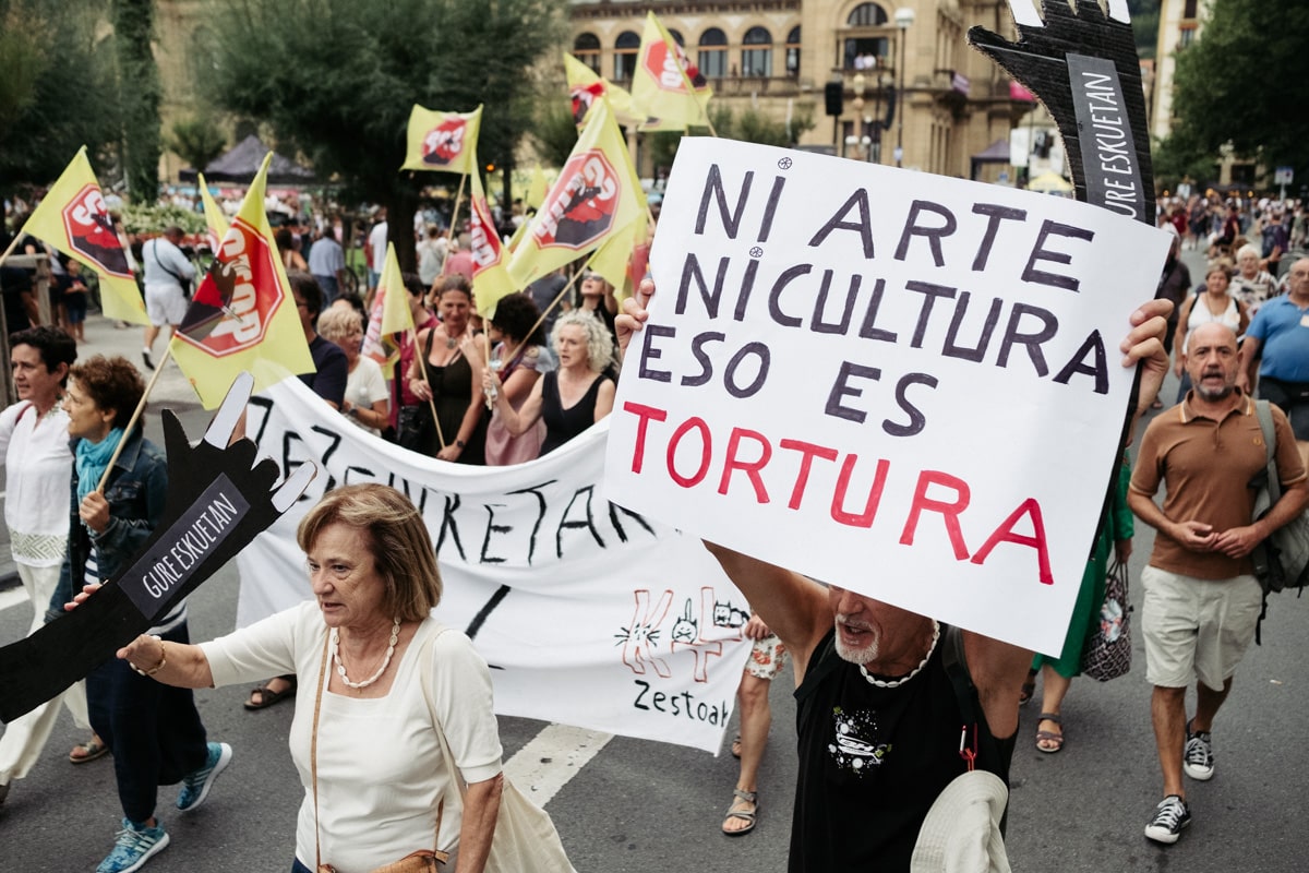 DSCF9846 - Cientos de personas protestan en Donostia contra las corridas de toros