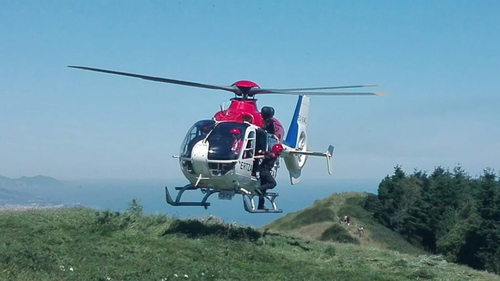 Flysh ertzaintza Rescate en helicóptero de una joven y sus cuatro amigas en el flysh de Zumaia
