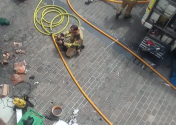 Los bomberos hoy a las 14 horas en el Paseo del Muelle. Foto: DonostiTik