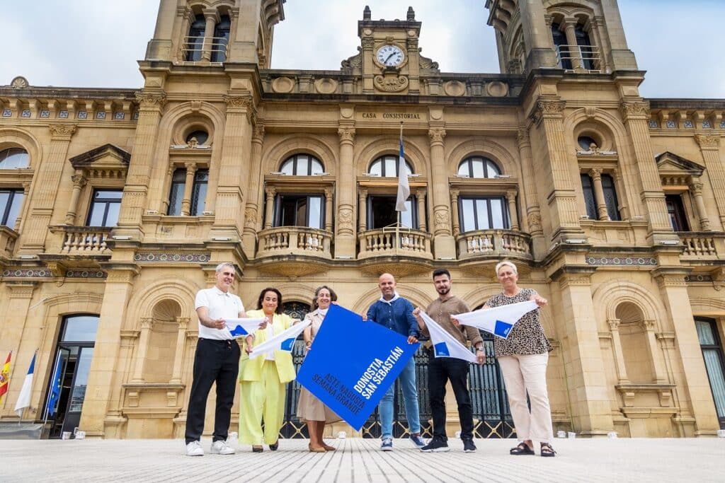 San Sebastián repartirá 33.000 pañuelos festivos para la Aste Nagusia 16 SS SHOPS Aste Nagusia 26julio2022 08g San Sebastián repartirá 33.000 pañuelos festivos para la Aste Nagusia