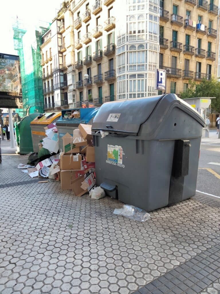 contenedores calle Urbieta verano 2022 "Preciosa estampa de la calle Urbieta"