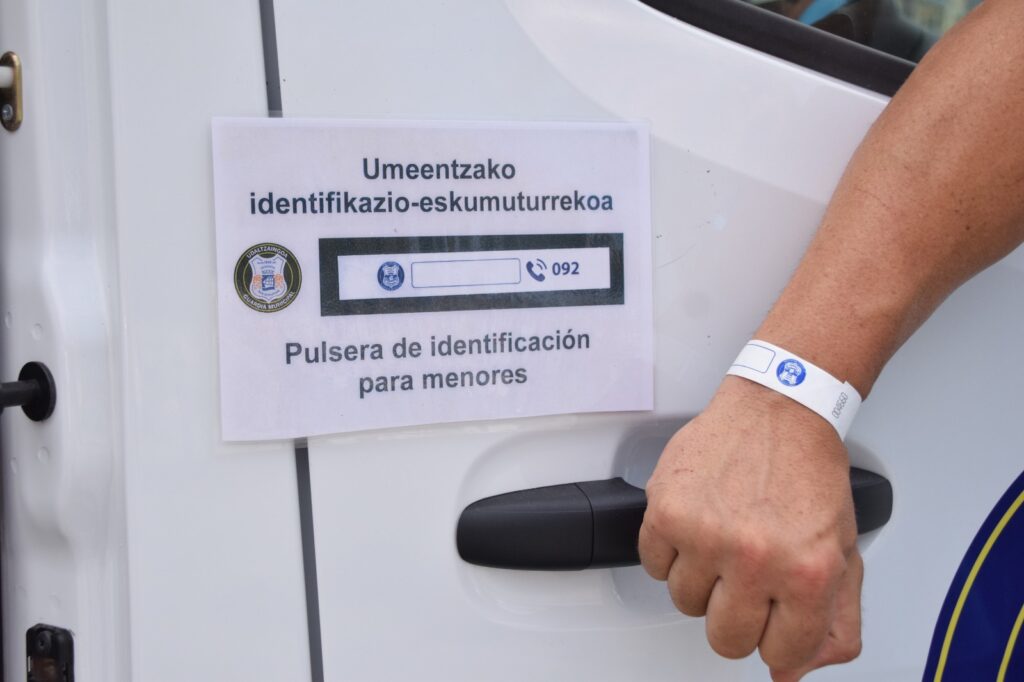 ninos pulseras Reparto de pulseras identificativas para los menores donostiarras