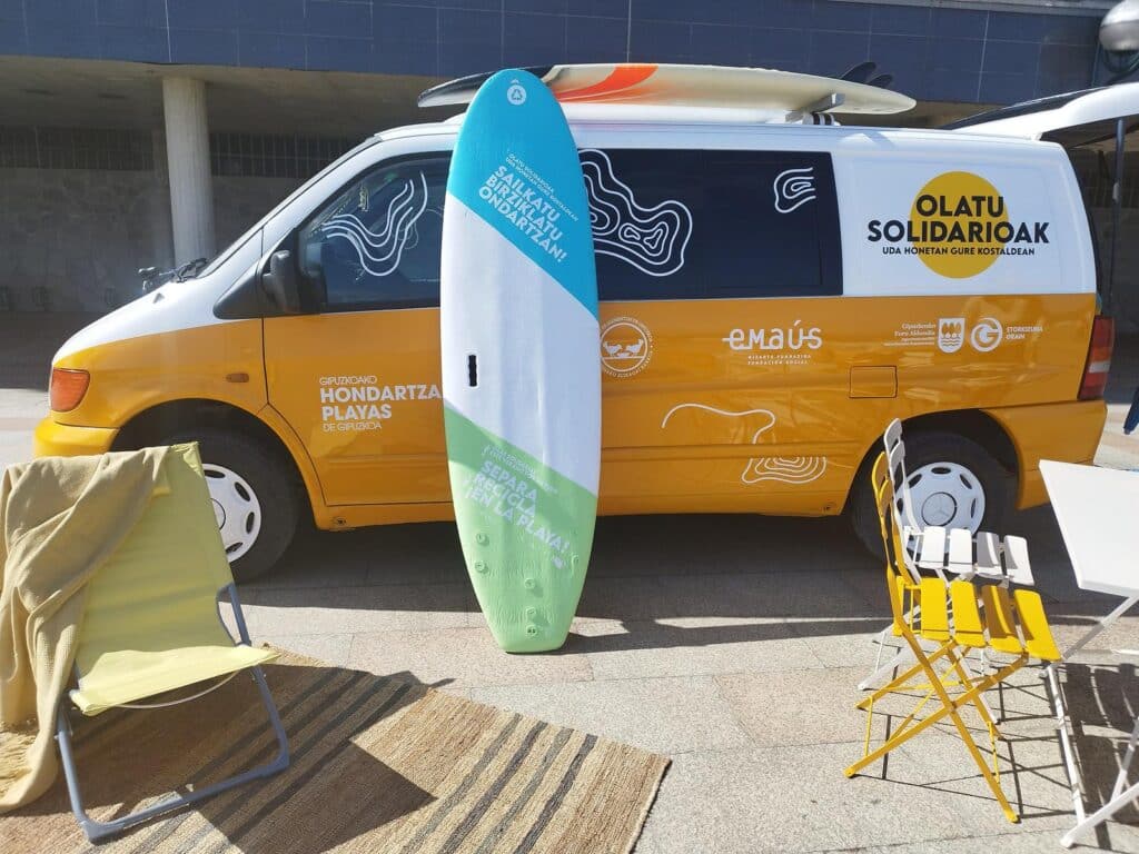 olas solidarias 'Olas solidarias' finaliza su gira gipuzkoana en la playa de la Zurriola