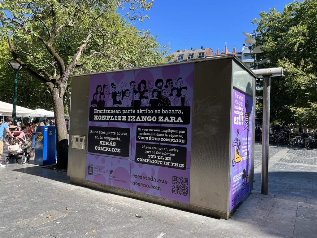 punto morado fijo Atención contra la violencia sexista el día de San Sebastián
