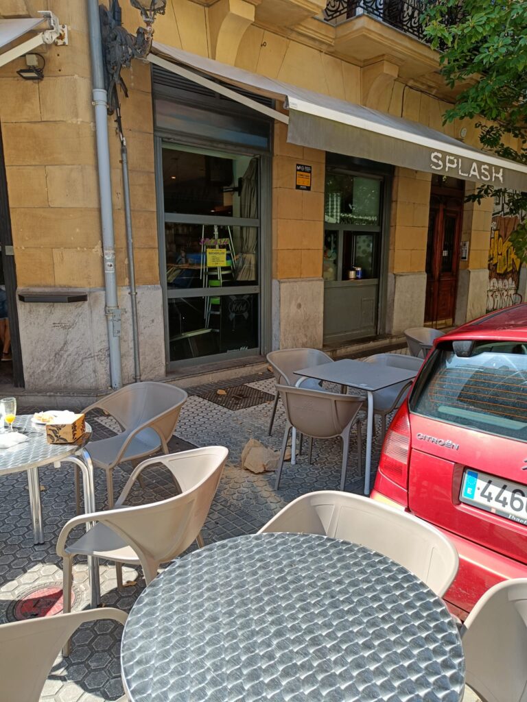 roca Desprendimiento sin daños de una roca a una terraza de Reyes Católicos