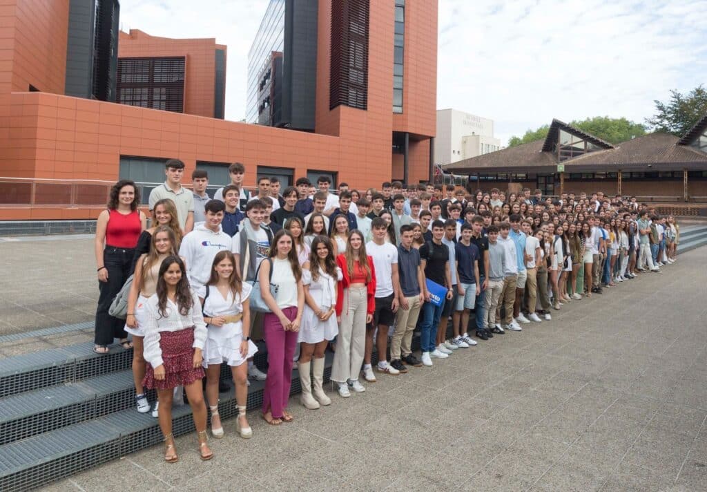 Más 2.450 estudiantes de 1º comienzan sus clases en la Universidad de Deusto 19 Bienvenida estudiantes 1o Deusto Business School 1 Más 2.450 estudiantes de 1º comienzan sus clases en la Universidad de Deusto
