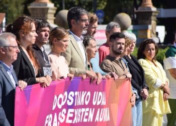 Concentración de repulsa de los grupos políticos contra la última agresión sexual en Riberas de Loiola. Foto: Ayto (vía Twitter).