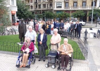 Acto de inauguración de un nuevo enclave para la escultura del lehendakari Jesús María de Leizaola, ahora en la plaza Euskadi. Foto: Ayto