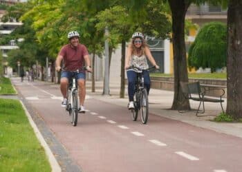 Dos sonrientes ciclistas en un bidegorri gipuzkoano. Foto: Diputación.