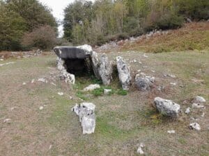 dolmenjentilarri 300x225 - El dolmen gipuzkoano donde se ocultaron los gigantes jentiles