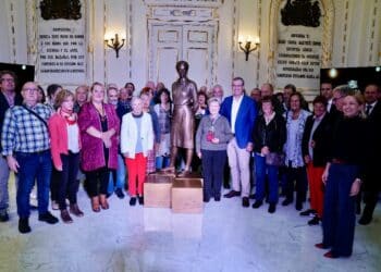 Inauguración de la escultura de la pionera de las ikastolas donostiarras Elbira Zipitria. Foto: Diputación.