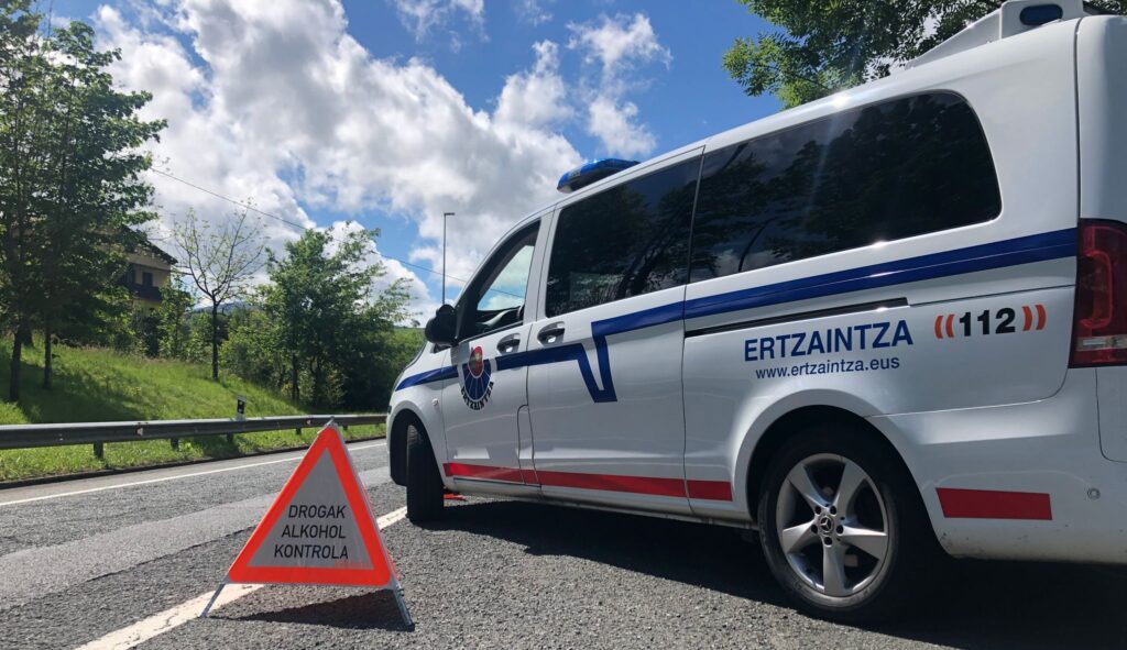 Arrestado tras saltarse un control de la Ertzaintza y provocar un accidente en Bergara 2 Bergara accidente Arrestado tras saltarse un control de la Ertzaintza y provocar un accidente en Bergara
