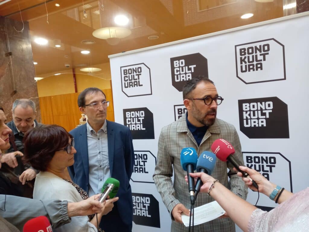 Denis bono Más de 4.600 jóvenes gipuzkoanos adquieren el Bono Cultural Joven