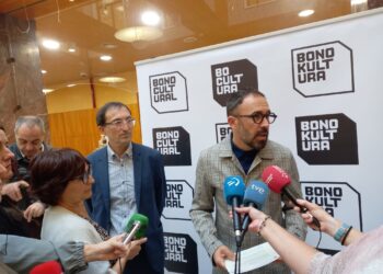 Imagen de archivo. El delegado de Gobierno Denis Itxaso presentando el Bono Cultural Joven en Correos de Donostia. Foto: DonostiTik