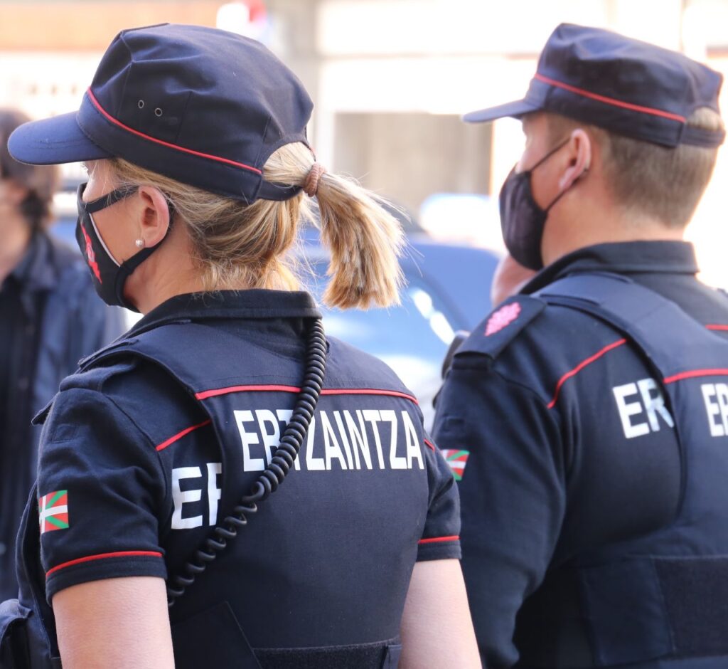 Ertzaintza hoy Una mujer denuncia a un hombre por grabarla en el polideportivo de Eibar