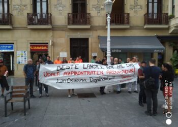Concentración hoy ante el Ayuntamiento de Donostia. Foto: LAB sindikatua
