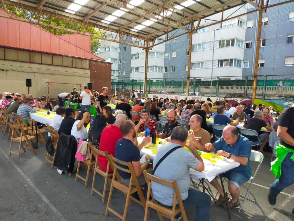 Más de 300 vecinos y buen ambiente en la comida popular de las Martu Jaiak 19 Martu4 Más de 300 vecinos y buen ambiente en la comida popular de las Martu Jaiak