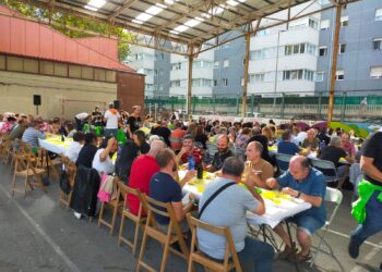 Comida popular el sábado por las Martu Jaiak del barrio. Foto: DonostiTik
