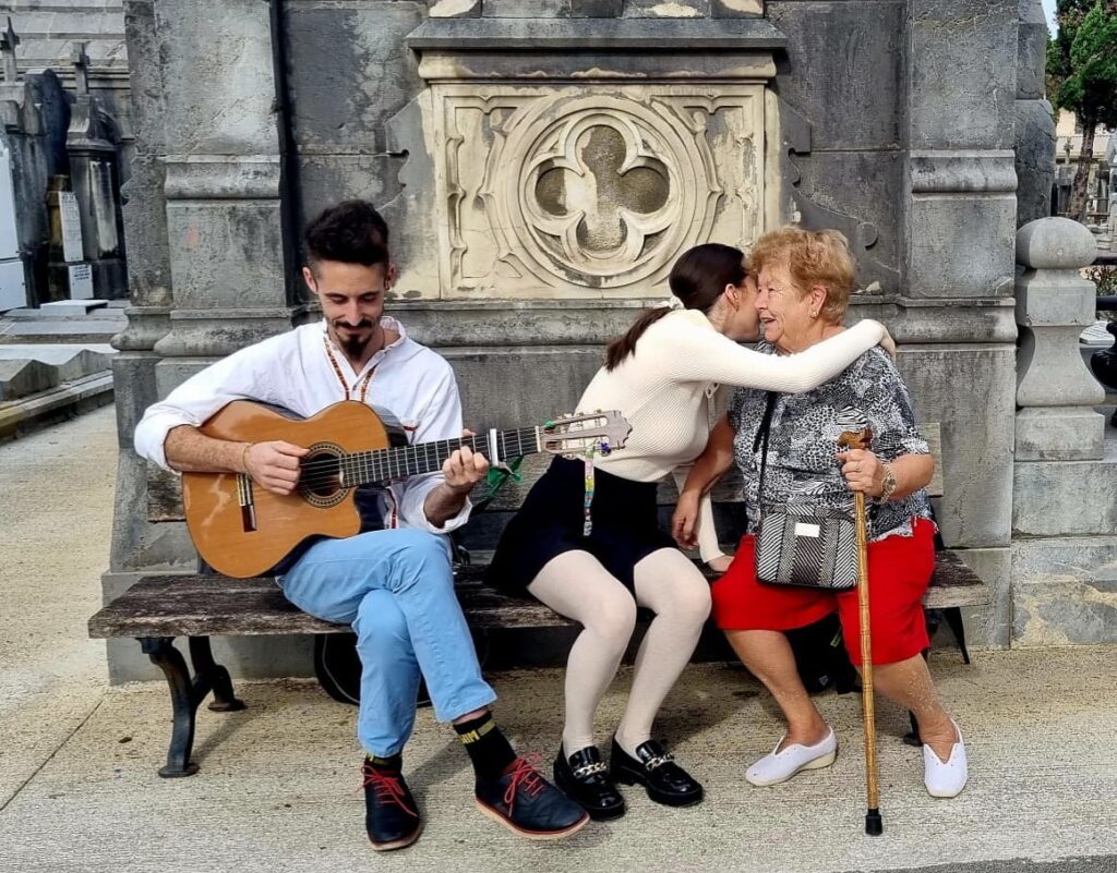 Polloe4 Música (con sentimiento) en el cementerio de Polloe en Donostia