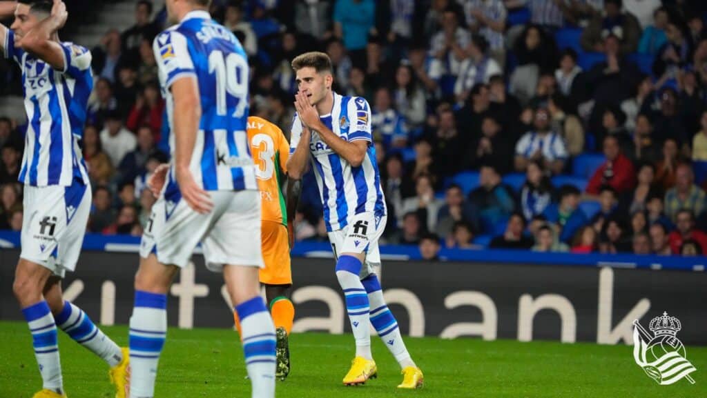 El Betis golpea a la Real (0-2) 2 Real Betis El Betis golpea a la Real (0-2)