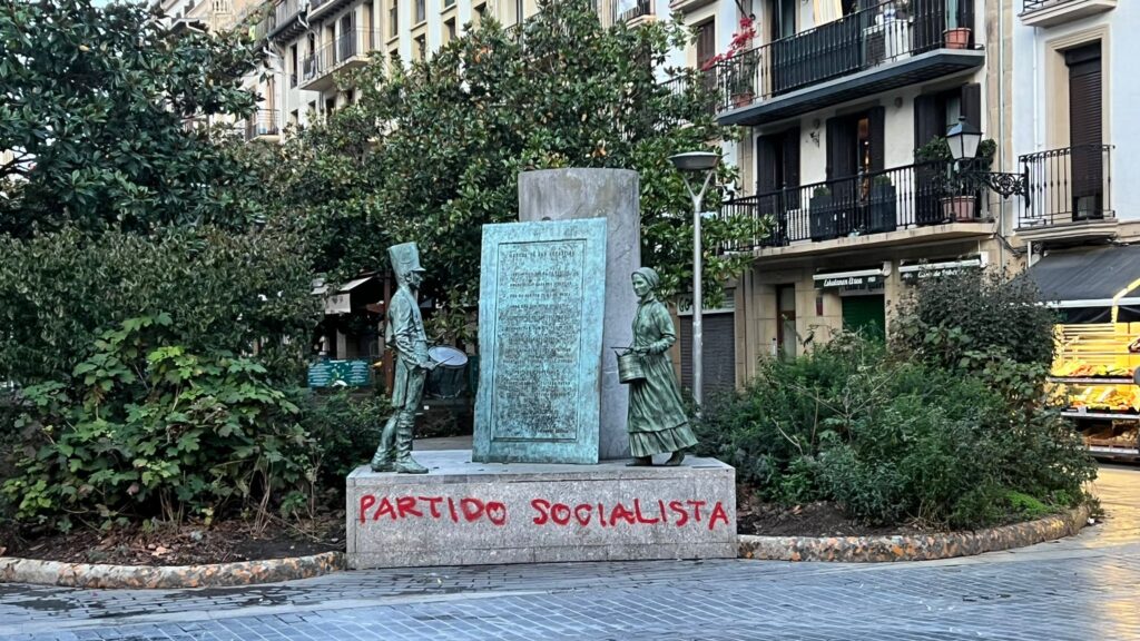 Sarriegi2 Pintadas por segunda noche consecutiva en el monumento de la plaza Sarriegi
