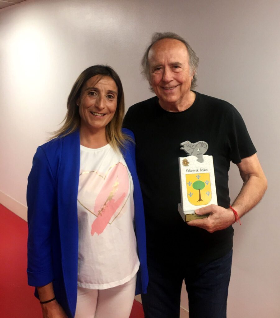 Serrat Villabona La alcaldesa de Villabona entrega un recuerdo a Serrat