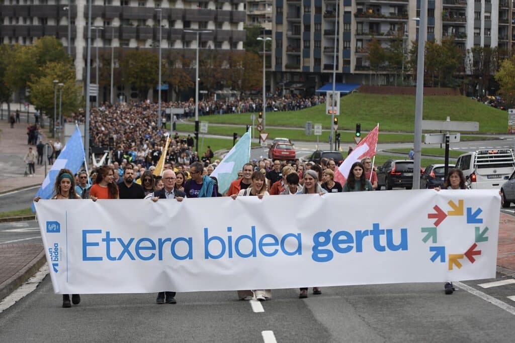 U8DONOSTIA Sare reclama en Donostia el "fin de la legislación de excepción"