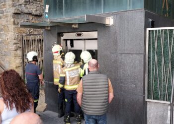 Imagen de los bomberos actuando el sábado en el ascensor del Aquarium, que quedó parados con dos personas en el interior. Foto: DonostiTik