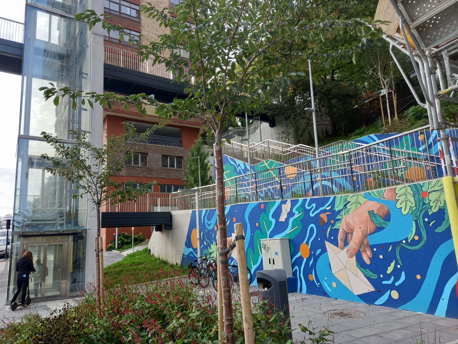 indice2 - (Fotos) Donostia Apain embellece las fachadas a lo largo del Urumea